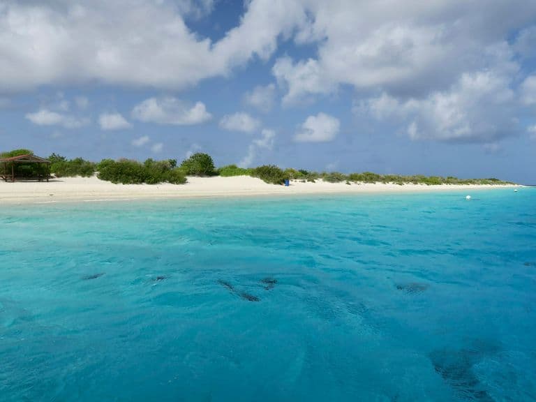 Uitzicht over Klein Bonaire en de Caribische zee