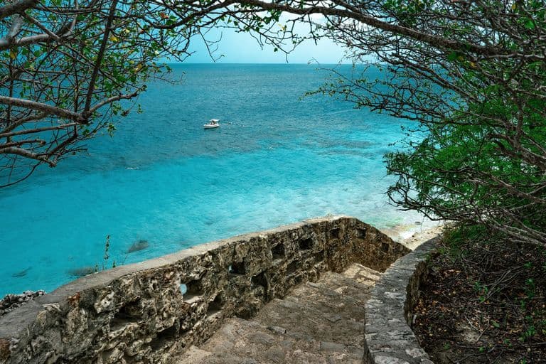 Turquoise kustlijn van Bonaire bij 1000 Steps