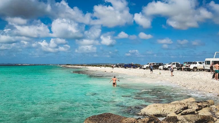 Bonaire overdag, helder water langs de kust