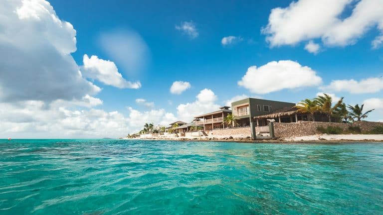 De kust van Bonaire gezien vanaf het water