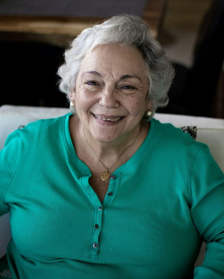 Portret van een oudere vrouw met een warme glimlach