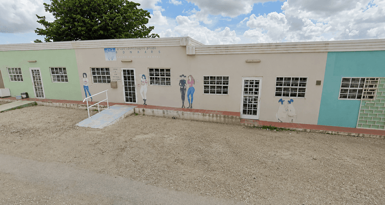 Het pand waarin Tandprothetische Praktijk Bonaire gevestigd is, met oprit en toegangshelling